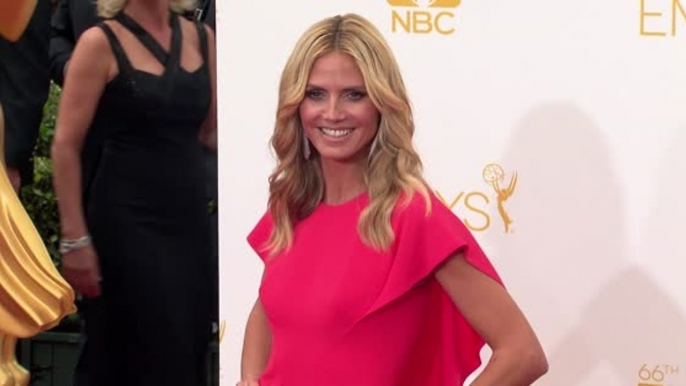 Heidi Klum le enseña a sus hijos a cocinar