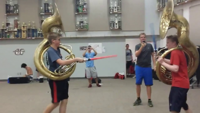 Combat de sabres laser doublé au soubassophone!