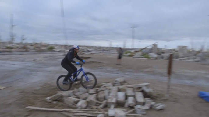 Le Rider Danny MacAskill passe le premier Bump-Front Flip - Trick de dingue!