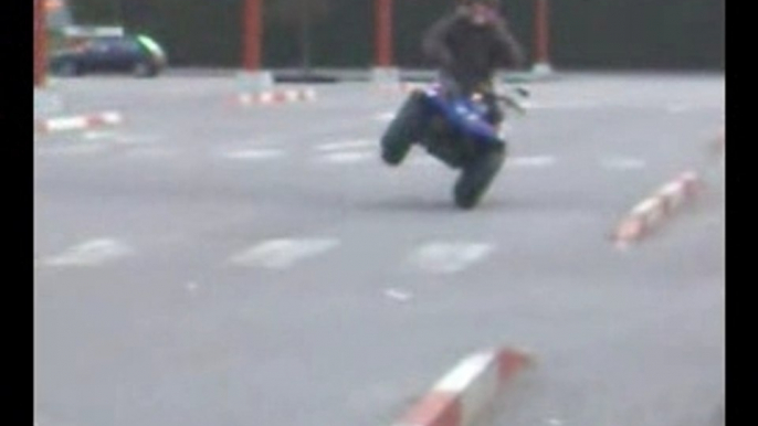 Stunt en quad puis petit cadeau a la fin