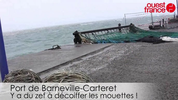 Grandes marées : vent et vagues à Carteret dans la Manche