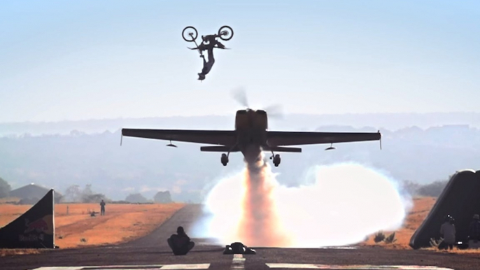 Ce motard réussit un backflip au-dessus d'un avion en vol