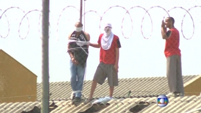 Brazilian prisoners hold guards, inmates hostage