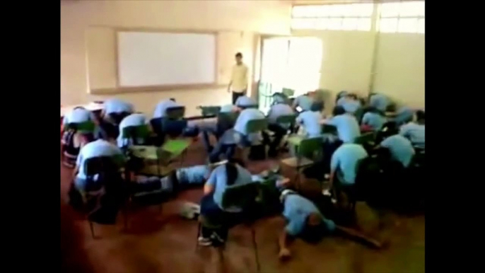 Une blague à faire à ses profs en classe : faire semblant de mourir sur sa table !