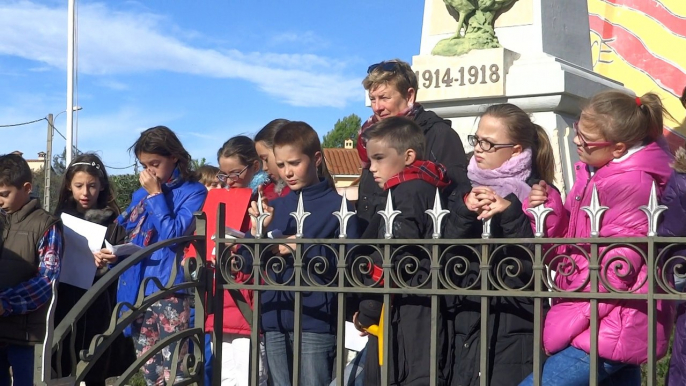 Enfants lisant des lettres de poilus