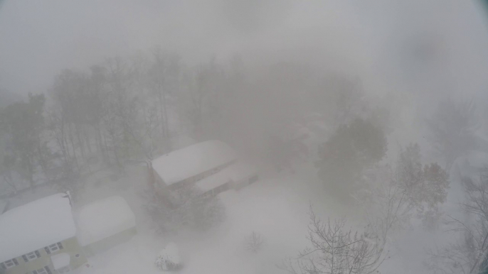 Images impressionnantes de la tempête de neige à Buffalo, filmées par un drone.