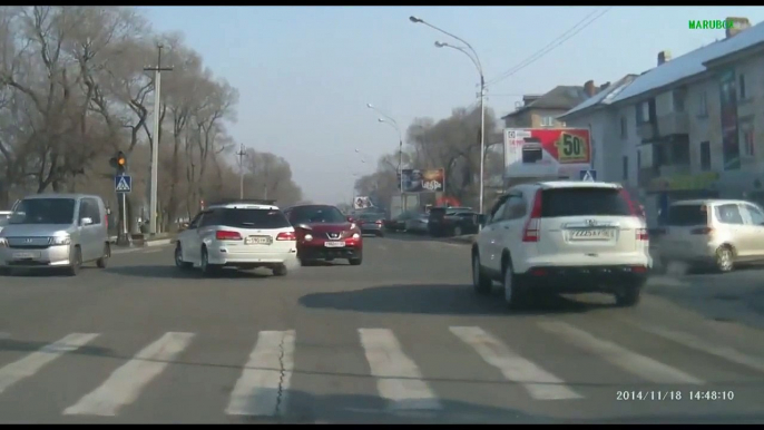 Accident de voiture violent à une intersection : un voleur grille un feu et explose 2 voitures