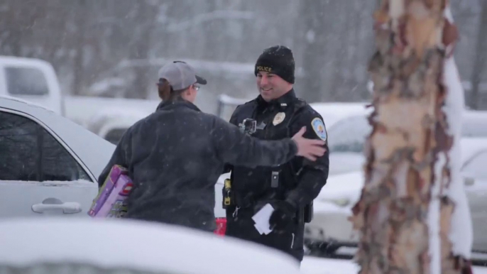 Des policiers arrêtent des conducteurs pour leur offrir des cadeaux. Cool ces flics...