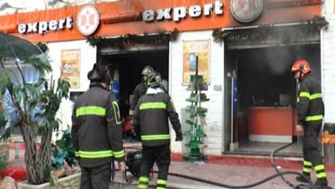 Napoli - In fiamme il negozio Expert di Via Pietravalle -live- (11.12.14)