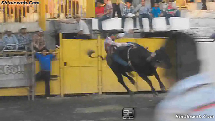 Jaripeo Extremo Ruleta De La Muerte Jinetes Montan Toros Salvajes De Las Mejores Ganaderias De Mexico Oaxaca Mexico Diciembre 2014