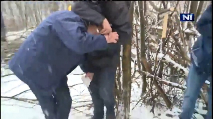 Sauvé par son casque, le ministre Serbe se prend un morceau de glace dans la tête en plein direct!