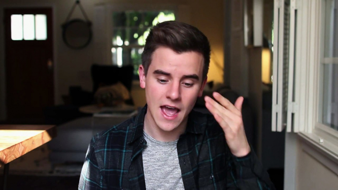 Le bloggeur Connor Franta en pleurs pendant son Coming Out