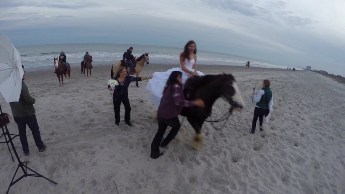 Quand la mariée tombe de cheval en pleine séance photo de mariage! Pire jour de sa vie...