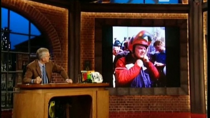 Die Harald Schmidt Show - 1316 - 2003-10-09 - Johann Köhnich, Harald fährt im Hühnerstall Motorrad