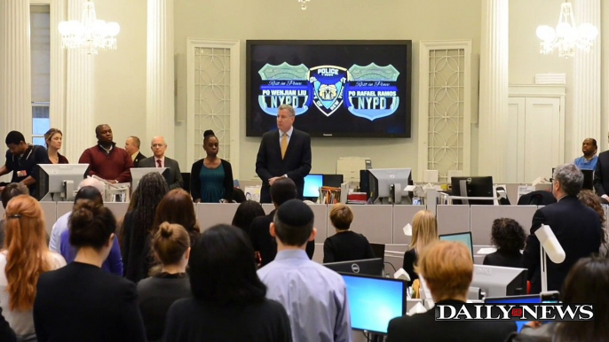 Bill de Blasio holds moment of silence for slain NYPD cops