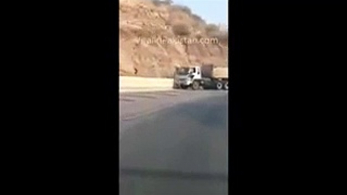 Pakistani Brave Man Stops 22 Wheeler Brake-Failed Truck on M-2 Risking His Life...