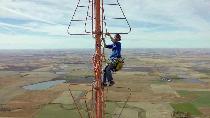 il grimpe en haut d'une antenne de 450m de haut !