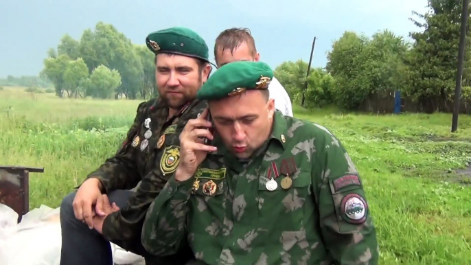 Un soldat russe tombe d'un camion, direct dans une flaque de boue : chat noir!