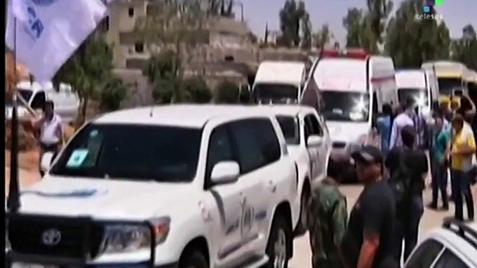 UN aid workers deliver food to the besieged city of Homs