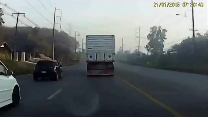 Ce fou du volant veut doubler un camion et passe à deux doigts de la catastrophe !