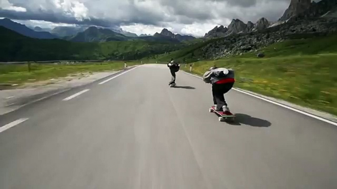 Descente de skaters qui doublent des vélos dans les Alpes