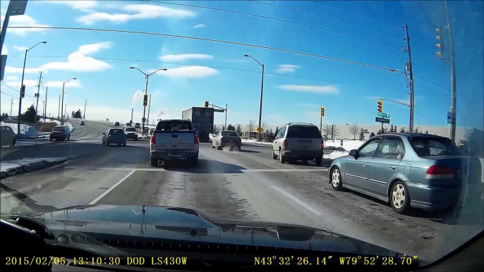 Un conducteur débile mais chanceux... Tête à queue en pleine route