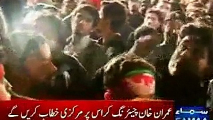 PTI workers misbehaved with their own female workers at charing cross in Lahore strike