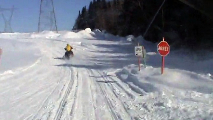 Randonnée motoneige 07.02.2015 vidéo 11. Remarquez les beaux arrêts aux... arrêts. ;-)