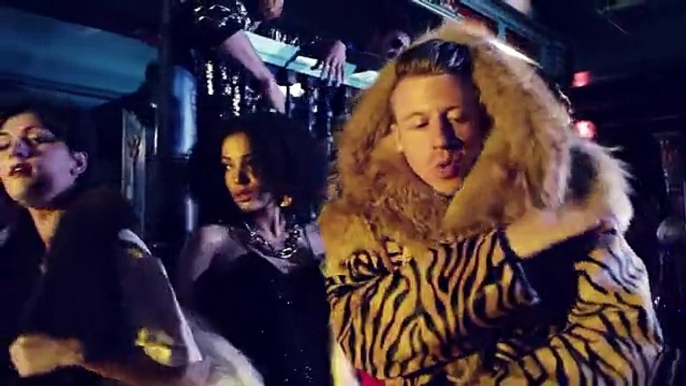 MACKLEMORE & RYAN LEWIS - THRIFT SHOP FEAT. WANZ (OFFICIAL VIDEO)