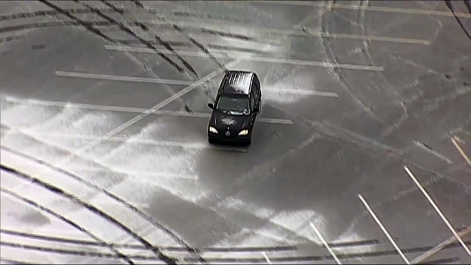 Des conducteurs profitent de la tempête de neige pour faire des dérapages!