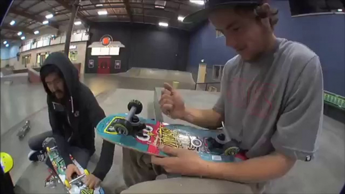 Des skaters pros testent des skateboards de supermarché dans un Walmart