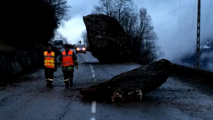 Savoie: d'énormes rochers bloquent la route des Ménuires et de Val Thorens