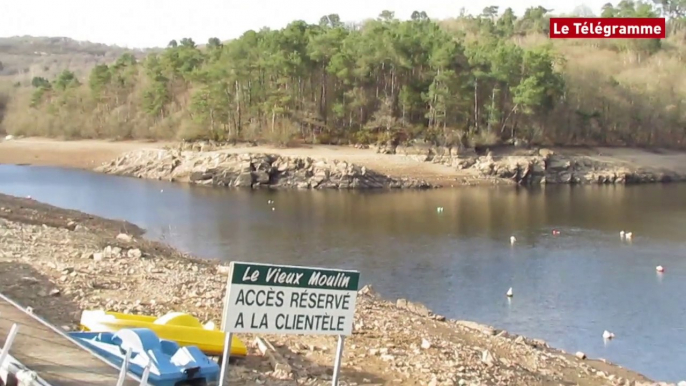 Lac de Guerlédan (22). Première vague de curieux