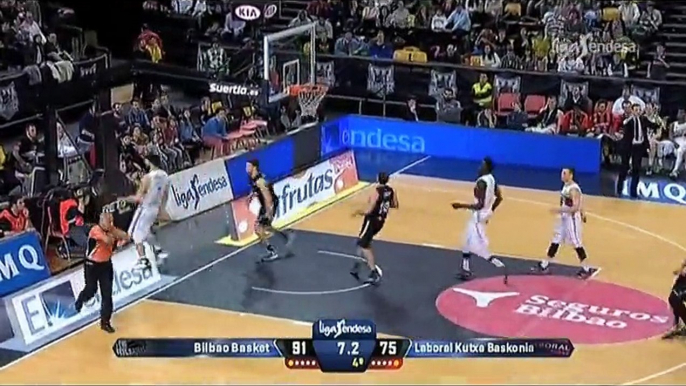 Bagarre générale en plein match de basket-ball avec une fin inattendu : un gros bisou!