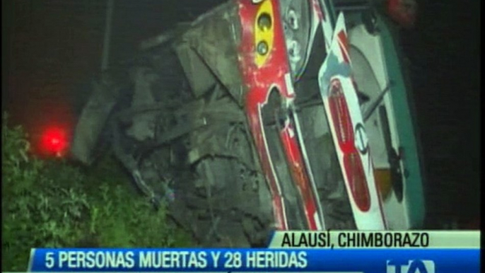 Cinco muertos y 28 heridos deja accidente de tránsito en Chimborazo