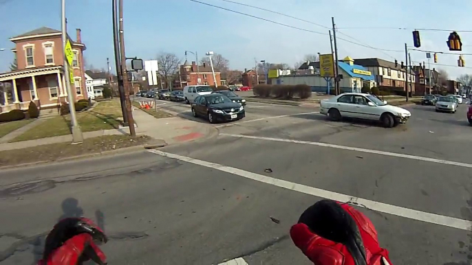 Motard vs voiture dans un carrefour