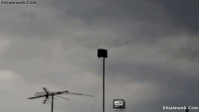 OVNI UFO ALIEN HUMANOIDE VOLADOR EN LA CIUDAD DE MEXICO DF SE DESPLASA A GRAN VELOCIDAD A BAJA ALTURA CON CIELO NUBLADO 24 MARZO 2015