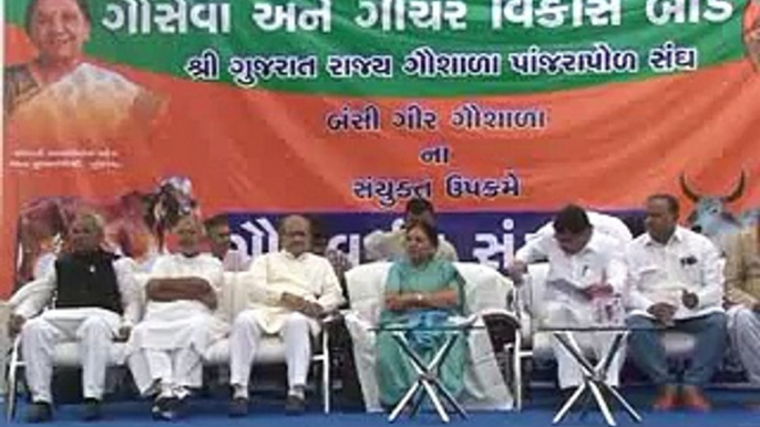 Anandiben Patel attended Cow Grooming Seminar in Ahmedabad