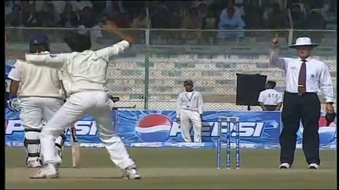 Muhammad Asif Destroys Indian Batting (Low)