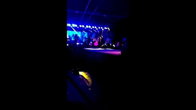 MIKA SINGH SLAPS HIS FAN ON STAGE!