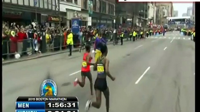 Finish de Caroline Rotich lors du Marathon de Boston 2015