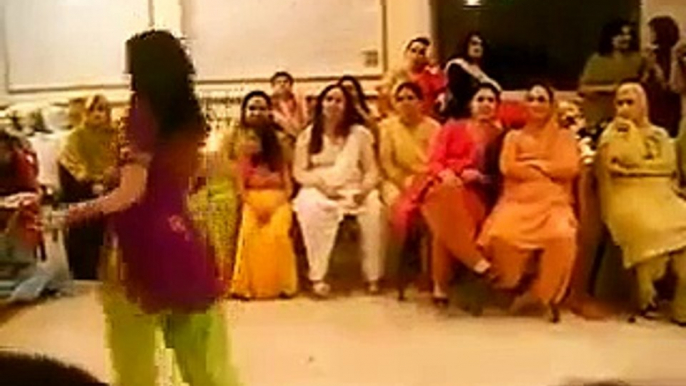 Pakistani Nikah_ Girl dancing on wedding ceremony