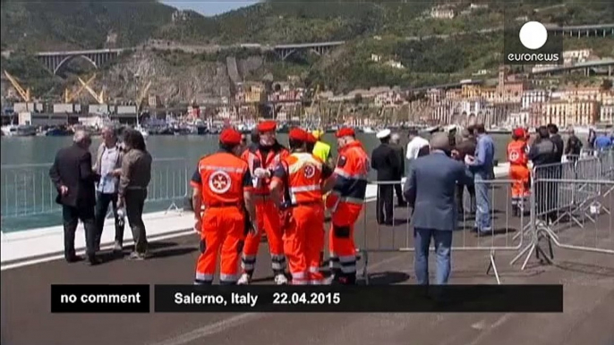 Italy: Naval vessel brings hundreds of migrants ashore