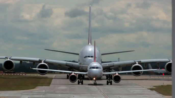 Airbus A380 Emirates eats A319 Easyjet in Manchester (MAN)