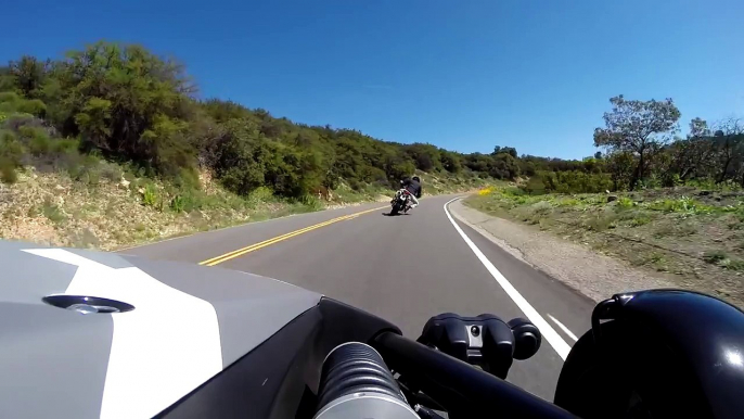 Cette Moto et cette Voiture vont avoir la Frayeur de leur Vie