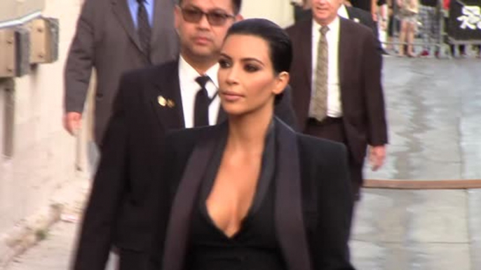 Kim Kardashian transparente y sexy en Jimmy Kimmel Show