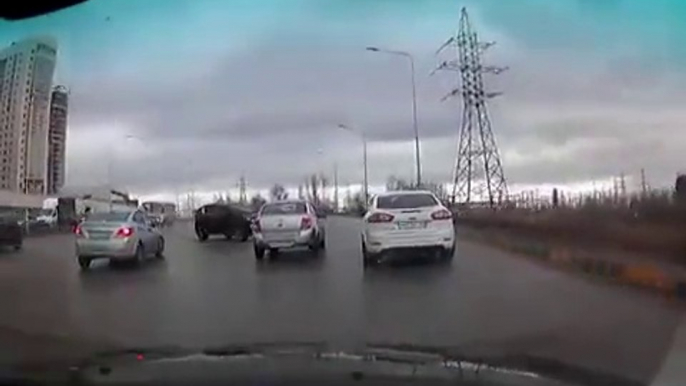 ВИДЕО ДТП в Нижнем Новгороде (РФ): Kia Sportage смял Ладу Гранту на Сахарова_24.04.2015