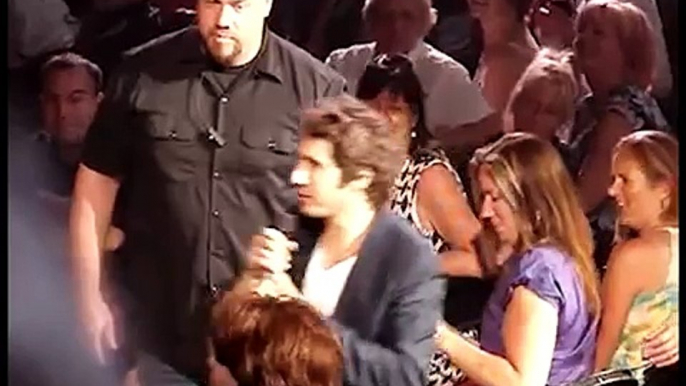 Josh Groban singing ``To Where You Are`` with audience member Maude   Montréal, July 23th, 2011