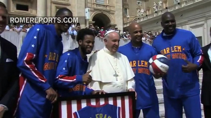 Les harlem globetrotters rencontrent le pape François !