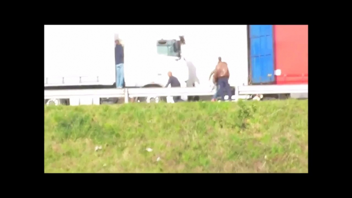 Calais : une vidéo montre les violences policières à l'encontre des migrants